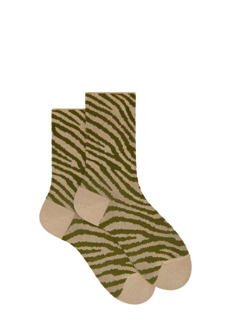 Calzini verdi e beige con un motivo a strisce zebra testurizzato, lavorati a maglia con una finitura liscia e punta e tallone rinforzati.