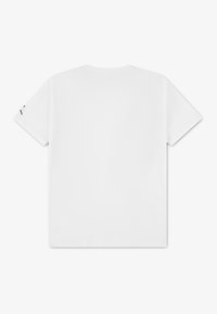 Λευκό βαμβακερό μπλουζάκι με κοντά μανίκια, στρογγυλή λαιμόκοψη και μαύρη λεπτομέρεια λογότυπου στο αριστερό μανίκι. Λείος υφασμάτινος ιστός και κανονική εφαρμογή.