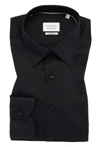 Camicia nera Eterna dal taglio moderno, con colletto classico, maniche lunghe e chiusura con bottoni, in tessuto testurizzato e con polsini dettagliati.
