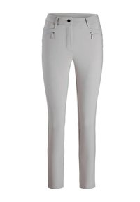 Lichtgrijze stretchbroek met een gladde textuur, voorzien van een ritsvak op elke heup en een standaard tailleband met een knoopsluiting.