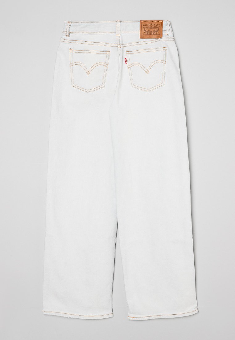 Jeans di denim bianco con una vestibilità a gamba dritta, caratterizzati da cuciture arancioni, due tasche posteriori e un'etichetta in pelle marrone del brand sulla vita.