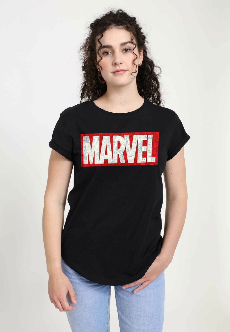 Camiseta de algodón negra con mangas cortas enrolladas y un gráfico en blanco y rojo de "MARVEL" impreso en el pecho en un diseño rectangular y audaz.