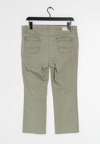 Pantalones casuales verde oliva con pierna recta, dos bolsillos traseros y detalles de costura. Fabricados en tejido suave, con una etiqueta en la cintura.