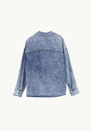 Jasnoniebieska kurtka jeansowa z efektem acid-wash, widziana od tyłu z długimi rękawami i zapinanymi na guziki mankietami, na jednolitym białym tle.