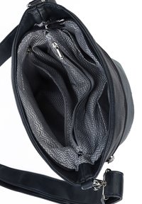 Schwarze Lederhandtasche mit einem grauen Zickzackmuster im Inneren, die mehrere Fächer und Reißverschlussverschlüsse aufweist. Fester Gurt angebracht.