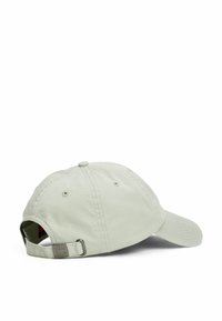 Gorra de béisbol gris claro con visera curvada, correa de tela con cierre de metal y orificios de ventilación. Diseño simple y funcional.