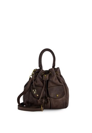 Mørkebrun læder bucket-taske med flettet håndtag, forlommer, snørelukning og justerbar skulderrem med messingdetaljer.