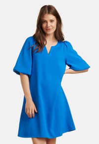 Felle blauwe jurk met korte mouwen, v-hals en een losse pasvorm, gemaakt van een gladde stof. Bevat minimale details en naden.