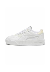 Sneakers platform bianchi con tomaia in pelle liscia, punta rotonda, lacci piatti e logo impresso sul lato. Design minimalista con suola texturizzata.