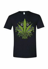 Zwarte t-shirt met een groene cannabisblad graphic met sierlijke ontwerpen, gecentreerde tekst met de tekst "CYPRESS HILL," en korte mouwen.