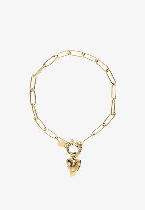 Gouden schakelarmband met grote paperclip-vormige schakels, voorzien van een hart charme versierd met drie kleine parels en een ronde sluiting.