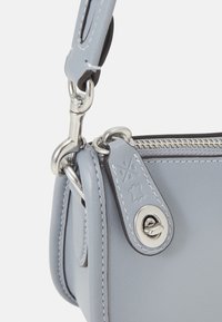 COACH SWINGER BAG 20 - Håndveske - grey blue