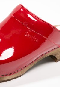 Sanita CLASSIC OPEN - Zuecos - red