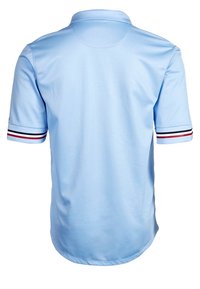 Polo shirt bleu clair à manches courtes avec un tissu texturé, présentant des rayures contrastées en rouge et blanc sur le col et les ourlets des manches.