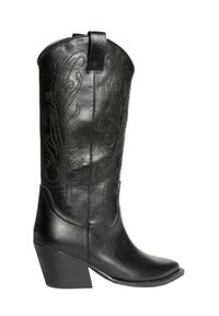 Botas de vaquero de cuero negro con caña alta, punta afilada, costuras decorativas y un tacón grueso. Presenta una lengüeta en la parte superior.