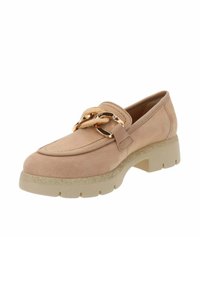 Mocassini in camoscio beige con punta tonda, suola platform e dettaglio a catena dorata sulla parte anteriore. Superficie texture e cuciture decorative.
