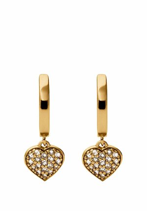 Pendientes de aro dorados con colgantes en forma de corazón incrustados con pequeñas piedras blancas brillantes.