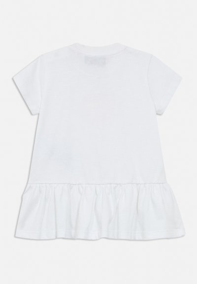 Λευκό κοντομάνικο παιδικό φόρεμα με σούρες στο τελείωμα και στρογγυλή λαιμόκοψη, εμφανίζεται από πίσω σε απλό φόντο.