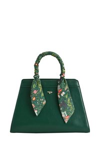 Sac à main en cuir vert avec un design structuré. Il dispose d'une anse torsadée enroulée d'une écharpe à motif floral et d'un petit accent en forme d'abeille dorée.