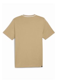 Camiseta de manga corta beis con cuello redondo y detalle de rayas blancas en contraste en el cuello. Tejido suave con un corte relajado.
