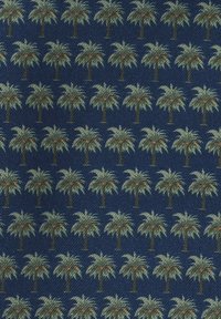 Morska tkanina z powtarzającym się wzorem zielonych palm z pomarańczowymi kokosami, o teksturowanym wyglądzie.