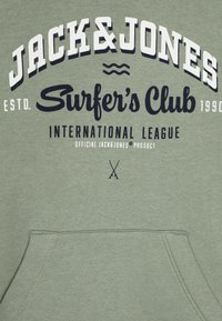 Maslinasto zeleni dukserica s prednjim džepom, s izraženim bijelim i mornarsko plavim natpisom "JACK & JONES Surfer's Club" i "INTERNATIONAL LEAGUE."