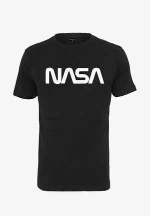 Fekete pamut póló, amelyen egy nagy, fehér „NASA” logo található a mellkas közepén. Rövid ujjú és klasszikus szabású.