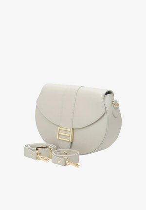 Helles graues, Kunstleder-Crossbody-Bag mit umgeschlagenem Klappenverschluss, goldenen Beschlägen und zwei abnehmbaren Riemen. Glatte Textur mit einer runden Form.
