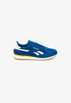 Blauer Reebok-Sneaker mit weißen Streifen, gelbem Akzent auf der Mittelsohle, Kautschuksohle in Gummioptik und "Reebok"-Markierung an der Seite und Ferse.