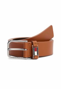 Cinturón de cuero marrón claro con una hebilla cuadrada de plata brillante, que presenta una etiqueta de marca en un soporte metálico rectangular. Textura suave y diseño delgado.