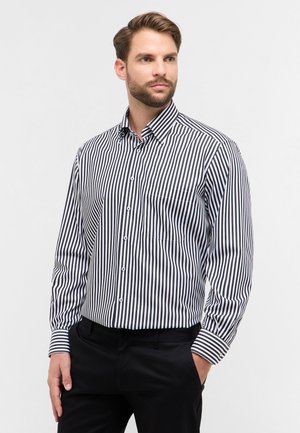 Herren Langarmhemd mit schmalen schwarz-weißen Streifen, Button-Down-Kragen, Brusttasche und kontrastierenden gestreiften Manschetten.