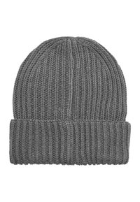 Cappello di lana grigia a maglia con una texture a costine, caratterizzato da una visiera arrotolata e un motivo verticale. Materiale morbido, adatto per il freddo.