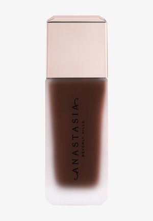 Ondoorzichtige rechthoekige fles met donkerbruine vloeibare foundation en lichtroze vierkante dop, gelabeld Anastasia Beverly Hills.
