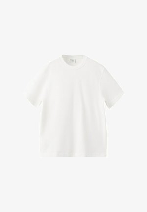 Schlichtes weißes T-Shirt mit kurzen Ärmeln und Rundhalsausschnitt, gerade geschnitten, aus weichem Baumwollstoff, auf weißem Hintergrund dargestellt.