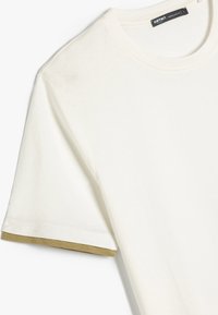 Hvid bomulds-t-shirt med regulær pasform, rund halsudskæring og korte ærmer, med olivengrønne detaljer ved ærmeenderne.