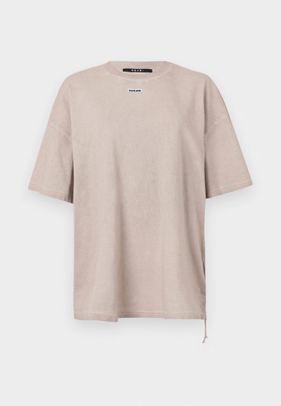 Oversized, short-sleeve t-shirt in light beige cotton. Features a round neckline and a small brand label on the chest. Drawstring detail at the hem.