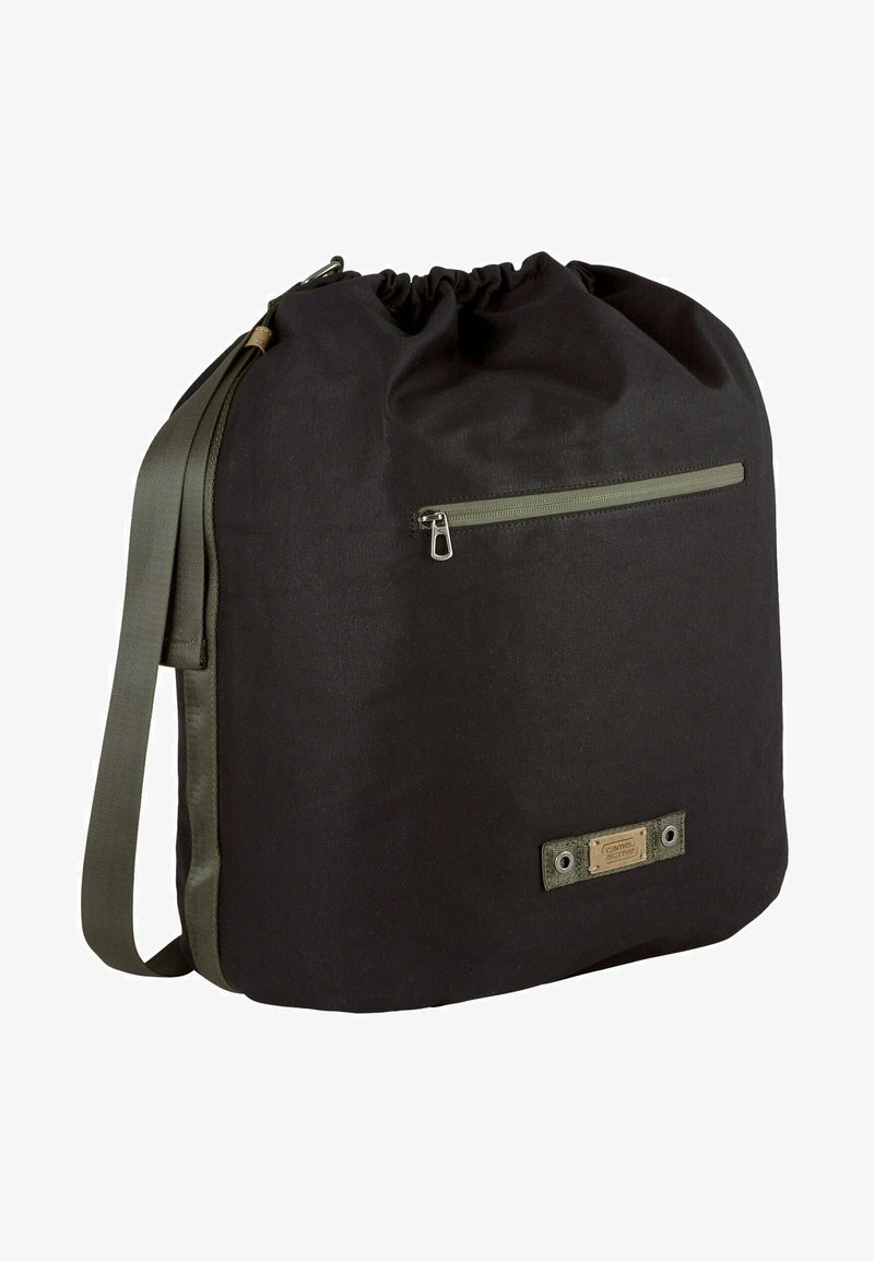 Sort stofpose med snørelukning, grøn lynlåslomme, justerbar skulderrem og tekstureret logo-patch. Har forstærkede detaljer for holdbarhed.