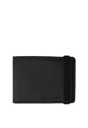 Portefeuille en cuir noir avec bande élastique sur le côté droit et logo embossé "PULL&BEAR" dans le coin inférieur droit.