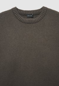 Brauner gestrickter Pullover mit geripptem Halsausschnitt. Verfügt über einen strukturierten Stoff. Markenlabel "CALLIOPE" ist im Kragen sichtbar.