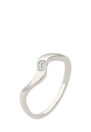 Silberring mit einem glatten, wellenförmigen Design, der oben einen eingebetteten rechteckigen Stein besitzt, polierte Oberfläche und schmalen Band.