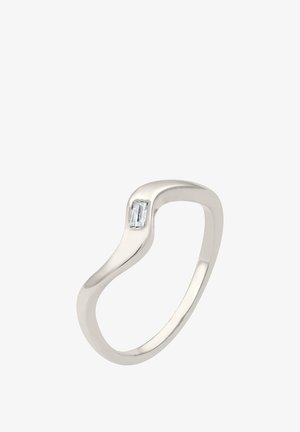 Bague en argent au design lisse et ondulé, dotée d'une pierre rectangulaire incrustée sur le dessus, surface polie et bande fine.