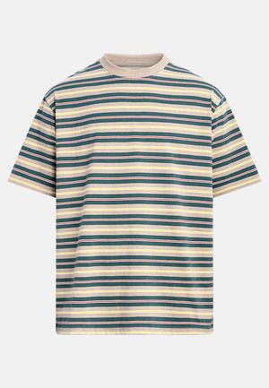 Κοντομάνικο t-shirt με στρογγυλή λαιμόκοψη και οριζόντιες ρίγες σε μπεζ, σκούρο πράσινο, κίτρινο και κόκκινο σε ουδέτερο φόντο.