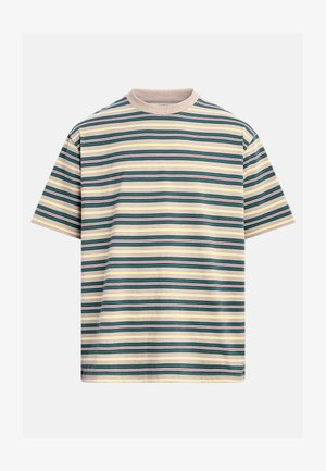 Κοντομάνικο t-shirt με στρογγυλή λαιμόκοψη και οριζόντιες ρίγες σε μπεζ, σκούρο πράσινο, κίτρινο και κόκκινο σε ουδέτερο φόντο.