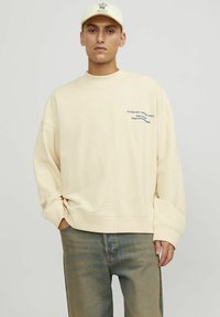 Jack & Jones MIT RUNDHALS  - Pusa - buttercream