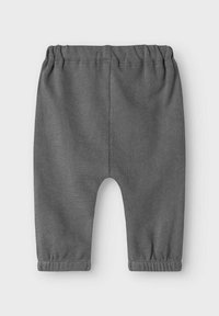 Grijze kinderbroek gemaakt van zachte stof. Voorzien van een elastische tailleband en gerimpelde boorden. Gladde textuur zonder patronen of versieringen.