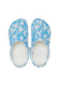 Niebieskie chodaki z białym wzorem zwierzęcym, wykonane z trwałego materiału o teksturowanej powierzchni i ergonomicznym kształcie.