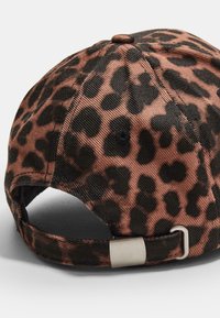 Leopardprint kasket i nuancer af brun og sort, med et tekstureret stof, justerbar rem og metalaccent bagpå.