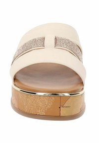 Sandalo scivolare beige con cinturino metallico intrecciato, piattaforma elevata, suola liscia e tacco decorativo con accenti dorati e motivo testurizzato.