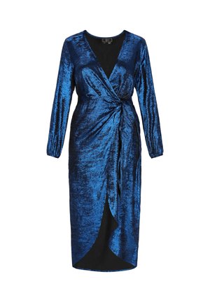 Blauwe velvet wikkeljurk met lange mouwen, geplooide taille en asymmetrische zoom, tot op de knie, getoond op een witte achtergrond.