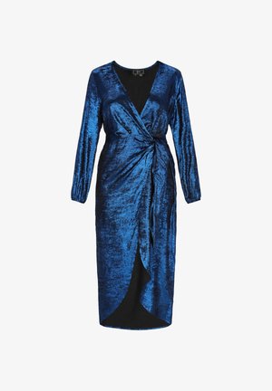 Blauwe velvet wikkeljurk met lange mouwen, geplooide taille en asymmetrische zoom, tot op de knie, getoond op een witte achtergrond.
